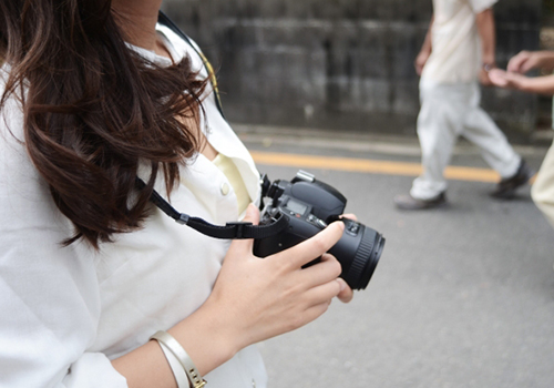 女性カメラマンがいます